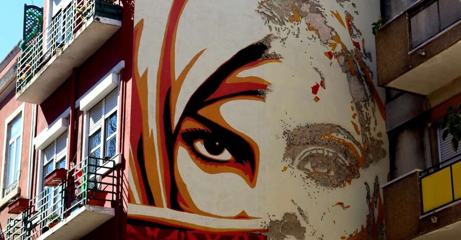 Lisbon: Street Art and Historical Walking Tour - Start above the rooftops at Miradouro da Graça