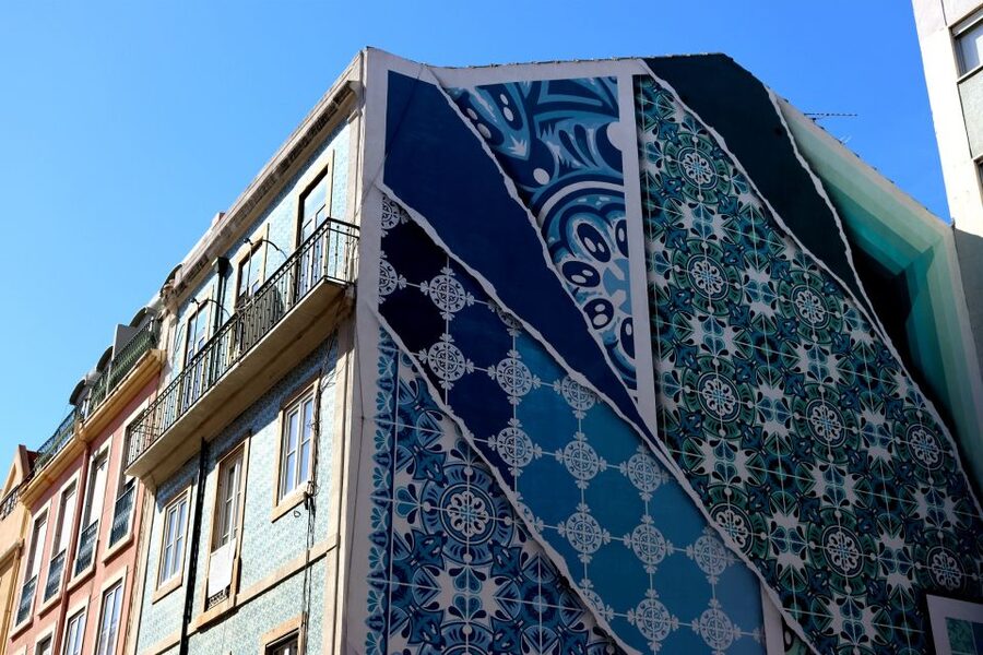 Lisbon: Street Art and Historical Walking Tour - Pause at Portas do Sol and face São Jorge Castle