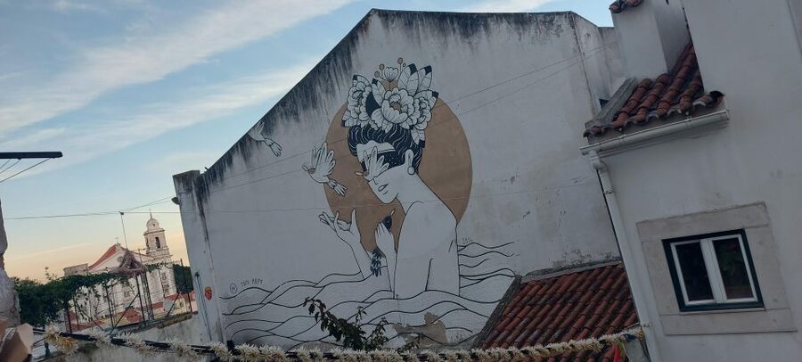 Lisbon Street Art Lovers Walk - Graça brings larger walls and broader views
