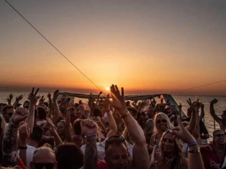 Lisbon: Sunset Boat Party Cruise with DJ and Open Bar - Key points at a glance