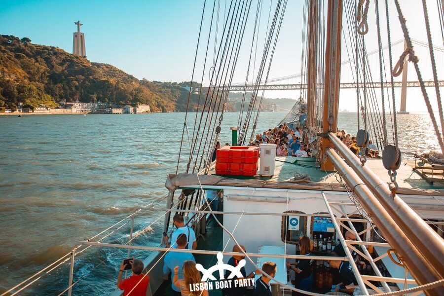 Lisbon: Sunset Boat Party with 2 Drinks and Free Club Entry - FAQ