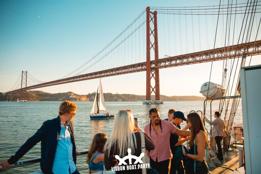 Lisbon: Sunset Boat Party with 2 Drinks and Free Club Entry - Practical Tips For A Smoother Night