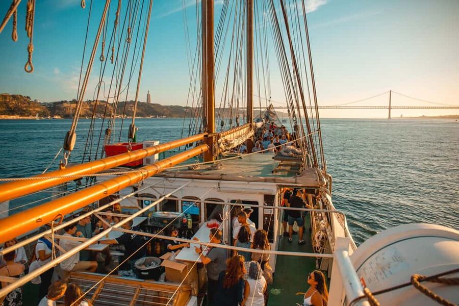 Lisbon: Sunset Boat Party with Live DJ and Night Club Entry - What this Lisbon boat party is really like