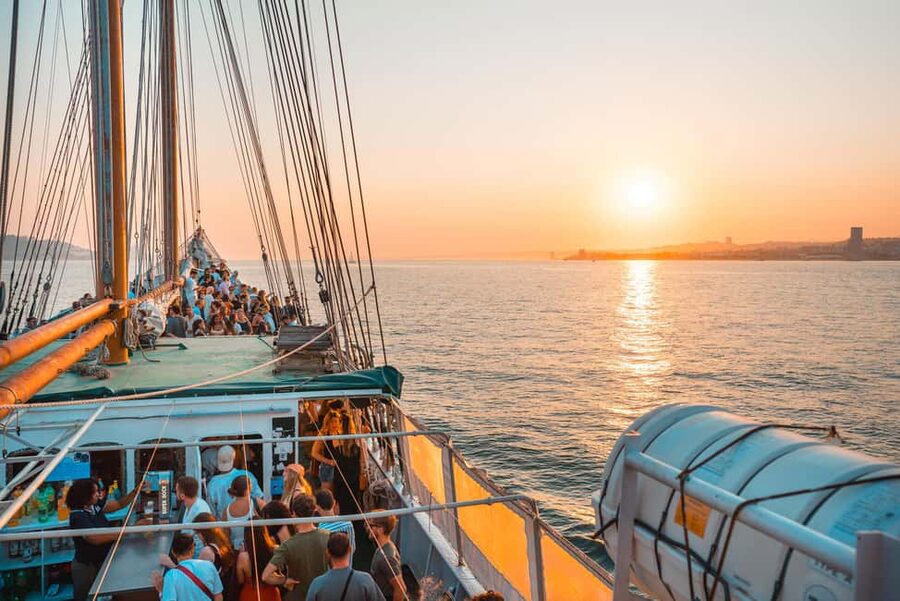 Lisbon: Sunset Boat Party with Live DJ and Night Club Entry - The Tagus route, from Cais do Sodré to Belém