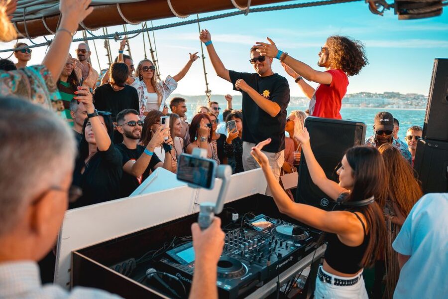Lisbon: Sunset Boat Party with Live DJ and Night Club Entry - Belém and Christ the King at sunset