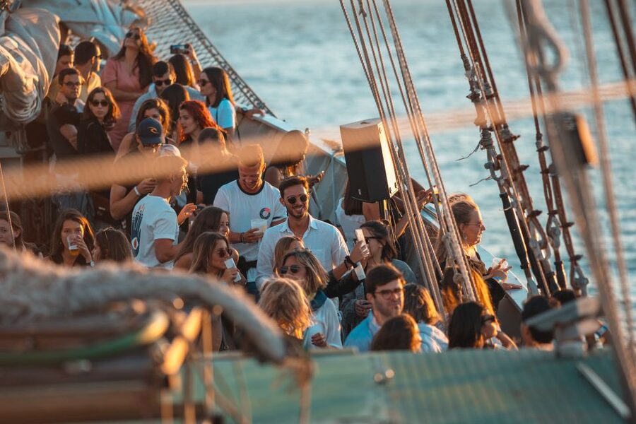 Lisbon: Sunset Boat Party with Live DJ and Night Club Entry - Drinks and what the ticket covers