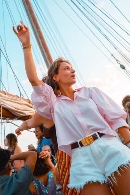 Lisbon: Sunset Boat Party with Live DJ and Night Club Entry - Finding the Principe Perfeito at the start