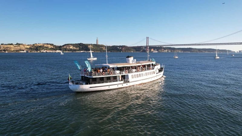 Lisbon: Sunset Boat Tour with Music and Drinks - What kind of boat trip is this?