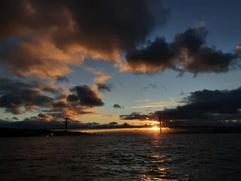Lisbon: Sunset Catamaran Cruise with Drinks - Crew, languages, and the level of commentary