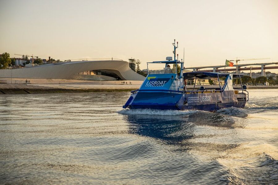 Lisbon: Sunset Cruise with Live DJ and Drinks - Starting at Cais da Ribeira das Naus