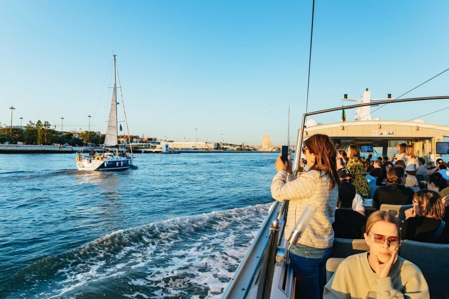 Lisbon: Sunset Cruise with Welcome Drink and Snacks - Under the 25 April Bridge