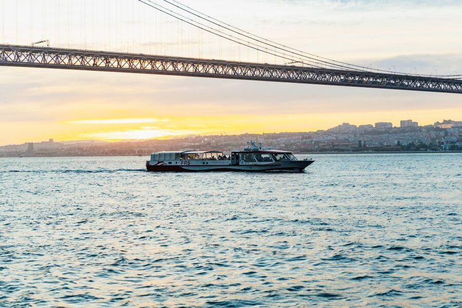 Lisbon: Sunset Cruise with Welcome Drink and Snacks - Choosing your seat on the double-decker boat