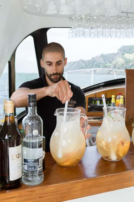 Lisbon: Sunset/Night Boat Party with Open Bar, Snacks & DJ - Returning past Commerce Square and Cais do Sodré