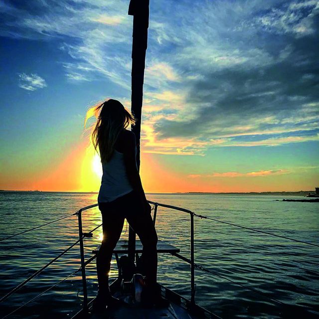 Lisbon: Sunset Sailing Cruise with Wine - Setting off along the Tagus