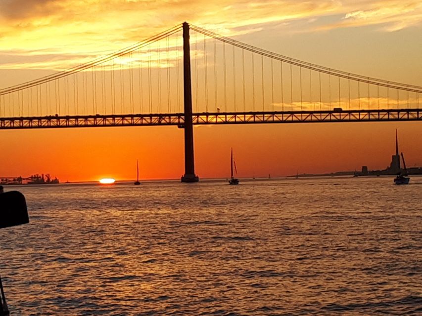 Lisbon: Sunset SpeedBoat Tour - Crossing to Christ the King