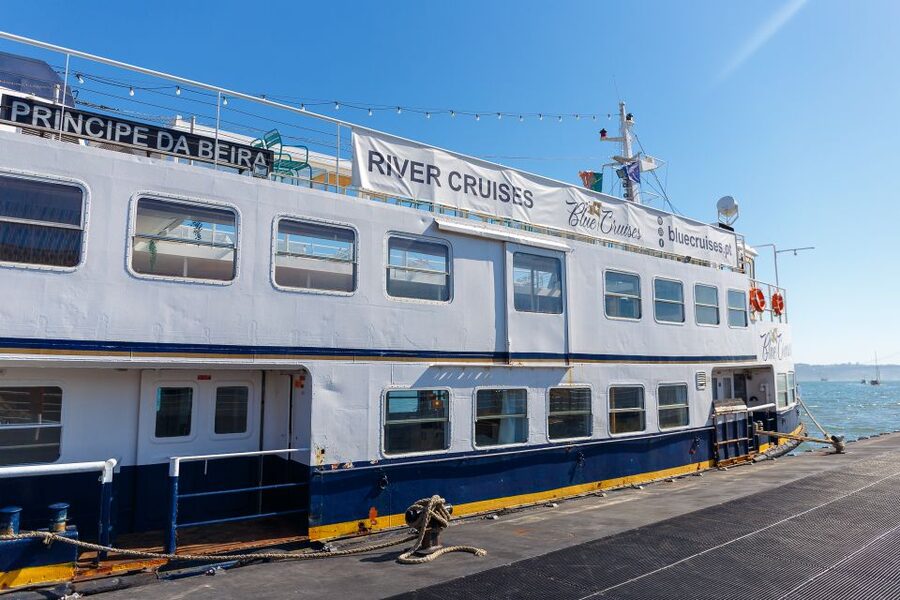 Lisbon: Tagus River Boat Tour with One Drink Included - Choosing the right departure time