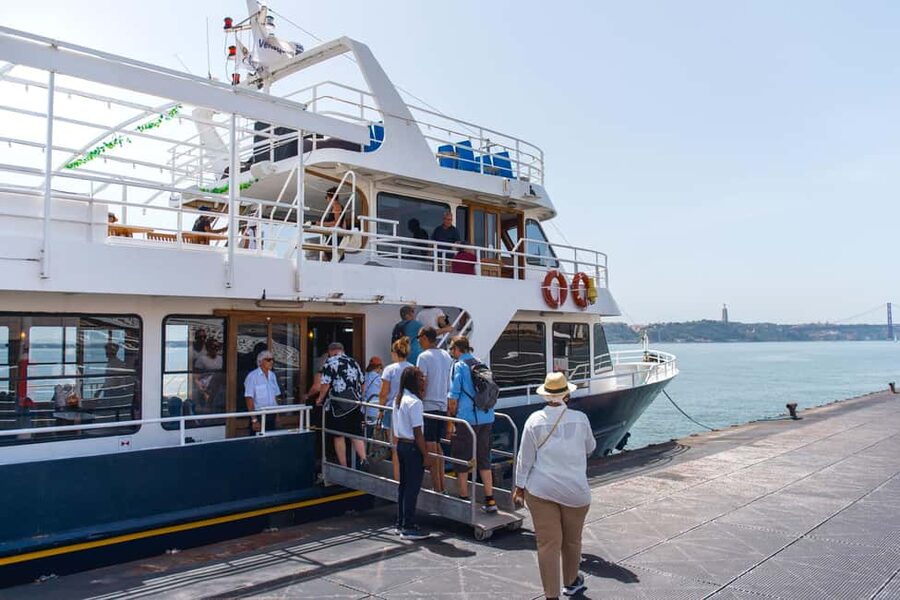 Lisbon: Tagus River Boat Tour with One Drink Included - Christ the King and the return journey