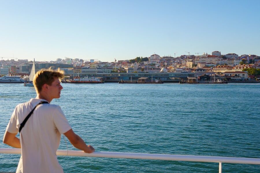 Lisbon: Tagus River Boat Tour with One Drink Included - Finding Estação Fluvial Sul e Sueste