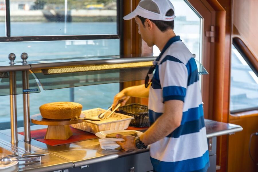 Lisbon: Tagus River Cruise With Brunch - Alfama from the water