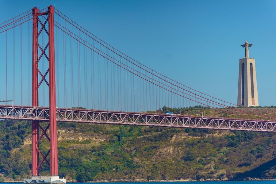 Lisbon: Tagus River Cruise With Brunch - Under the 25th of April Bridge