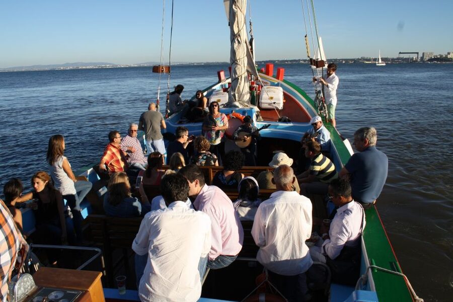 Lisbon: Tagus River Sunset Cruise in a Traditional Vessel - Alfama and São Jorge Castle from the Tagus