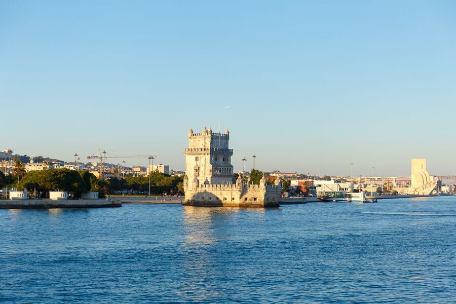 Lisbon: Tagus River Sunset Tour with Snacks and Drink - Under the 25th of April Bridge