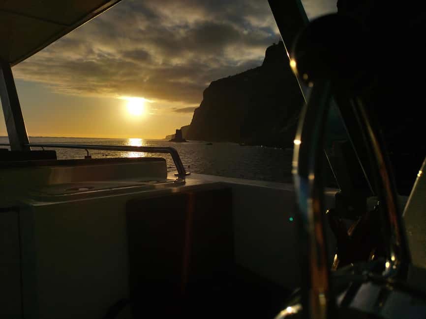 Madeeira: Sunset dinner cruise - Welcome Refreshments and the First Views