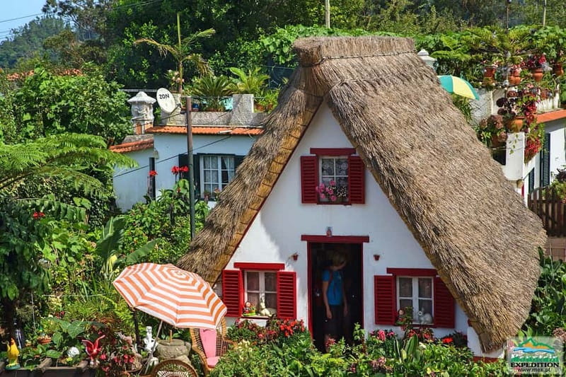 Madeira: Santana Jeep Safari and Balções Levada Walk - Santana’s thatched houses and a useful lunch break