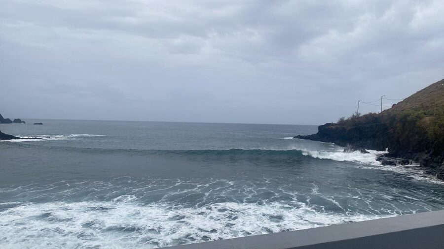 Madeira: surf lesson at Porto da Cruz - The changing meeting point is part of the deal