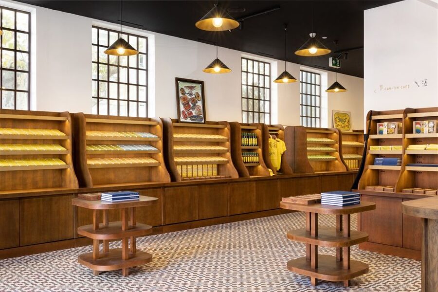 Matosinhos: Conservas Pinhais Factory Tour - Tasting sardines at the Can-Tin Café
