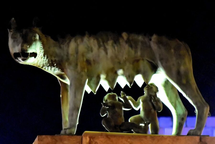 Merida: Legends and Mysteries Night Tour - Meeting the guide at Méridas del Mundo park