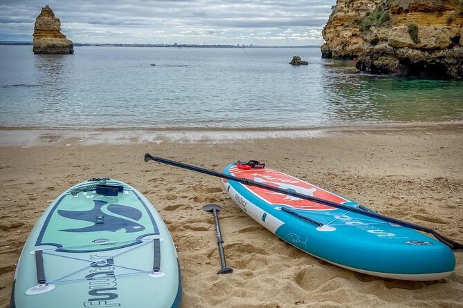 Paddleboard rental in Lagos - Getting set up with the board and dry bag