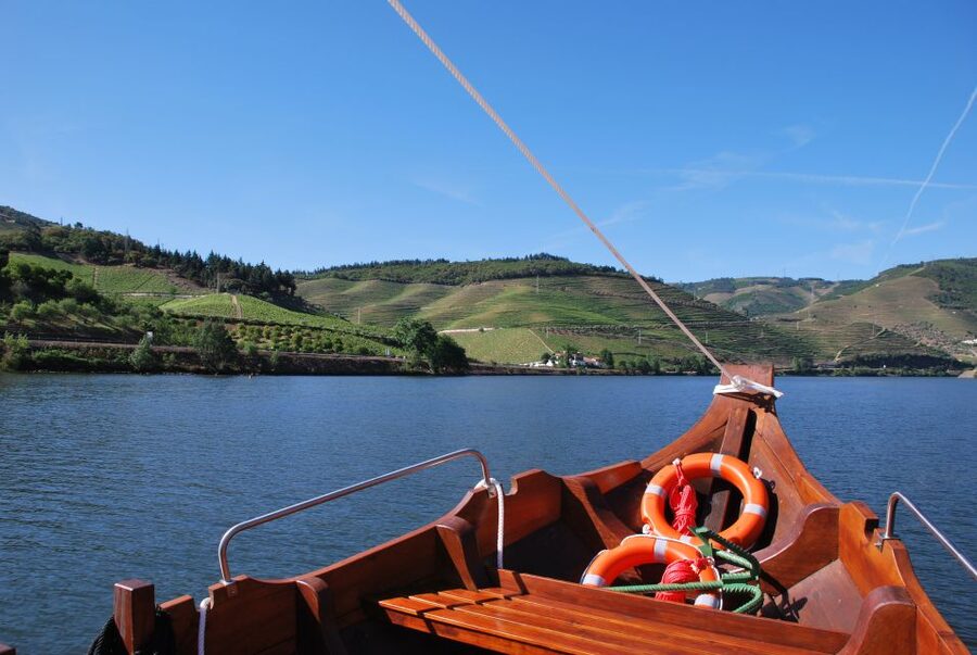 Pinhão: 2-Hour Rabelo Boat Tour with Audio Guide - Merouço, Malvedos, and the long climb of the valley