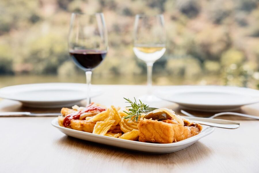 Pinhão: Douro River Boat Tour with Lunch - Lunch is the heart of the afternoon