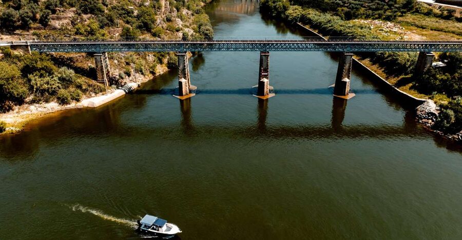 Pinhão: Douro River Boat Tour with Lunch - The cruise toward Tua: terraces, water, and wine