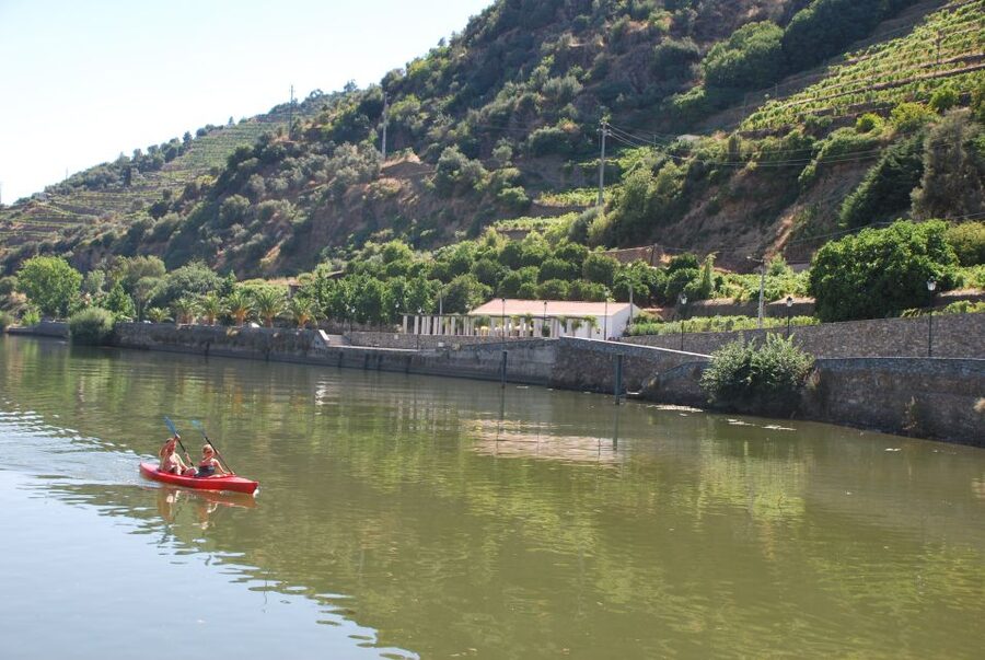 Pinhão: Douro Valley Rabelo Boat Tour and Kayak Experience - The 12-kilometer paddle back to Pinhão
