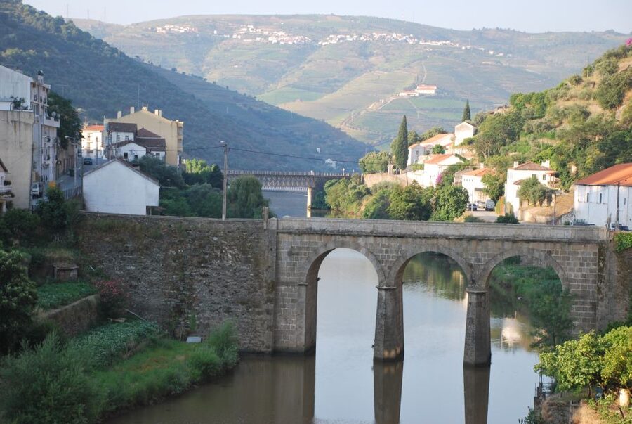 Pinhão: Douro Valley Rabelo Boat Tour and Kayak Experience - How this compares with a regular Douro cruise