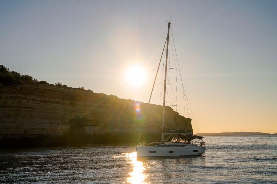 Portimao: Half-Day Sailing Yacht Cruise to the Benagil Caves - Dolphins and other wildlife