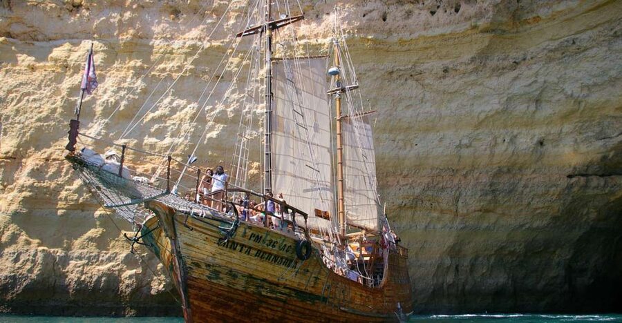 Portimão: Pirate Ship Cave Cruise - Meeting the pirate ship at Portimão