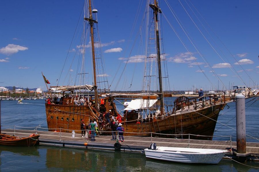 Portimão: Pirate Ship Cave Cruise - The Alfanzina lighthouse and the cave transfer