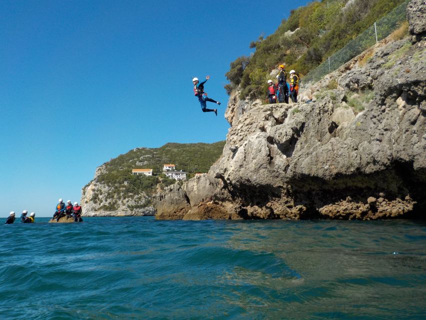 Portinho da Arrábida: Coasteering Boat Tour - Swimming between the obstacles