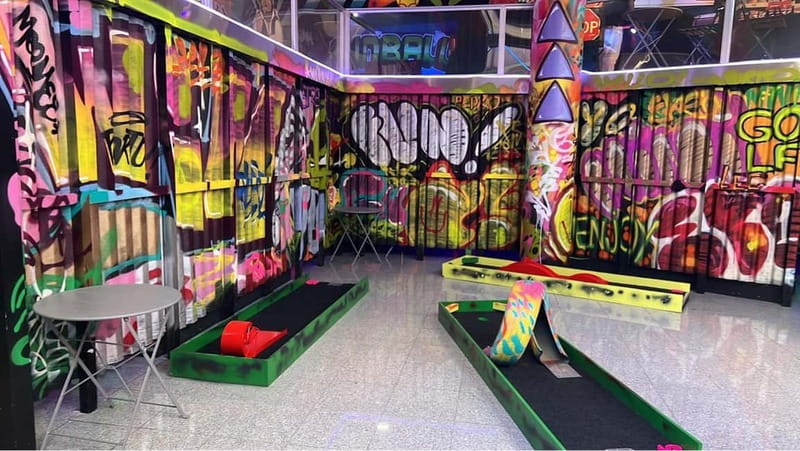 Porto: 18-Hole Indoor Mini Golf Ticket with UV Light Courses - Key points at a glance