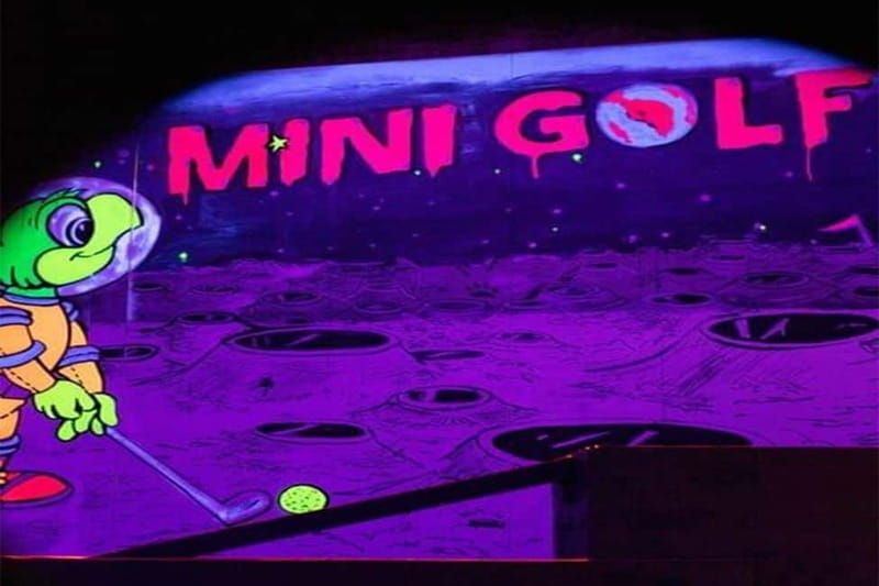 Porto: 18-Hole Indoor Mini Golf Ticket with UV Light Courses - What to bring and how to play it well