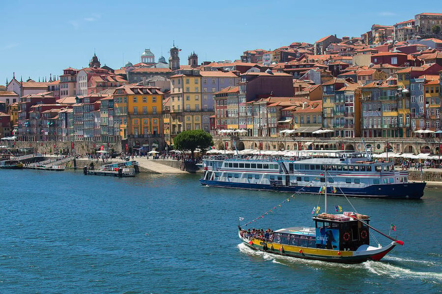 Porto: 50-Minutes Rabelo Boat Cruise on the Douro River - Boarding a traditional Rabelo boat