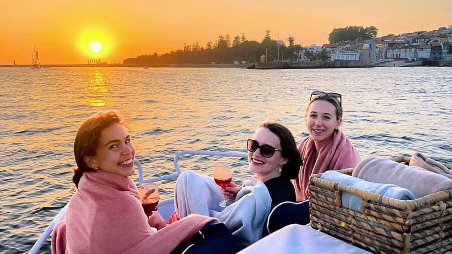 Porto: 6 Bridges and Sunset Boat Cruise with Welcome Drink - Ribeira, Gaia, and the Dom Luís I Bridge