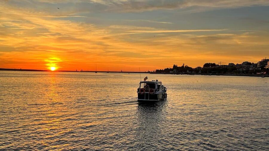 Porto: 6 Bridges and Sunset Boat Cruise with Welcome Drink - Returning toward Foz and the Atlantic sunset