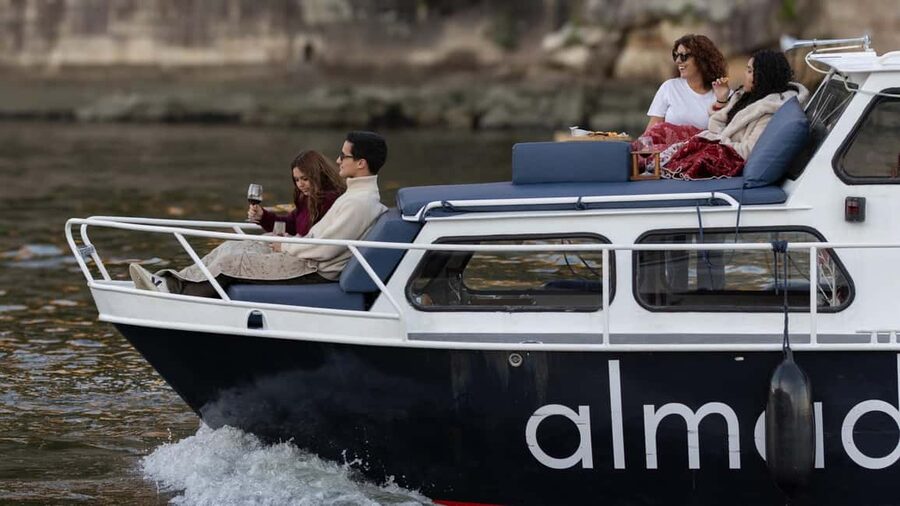 Porto: 6 Bridges and Sunset Boat Cruise with Welcome Drink - Nádia and Paulo make the small boat work