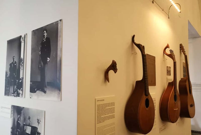 Porto: Authentic Fado Show, Port Wine & Handmade Instruments - The Port wine break and the one-hour format