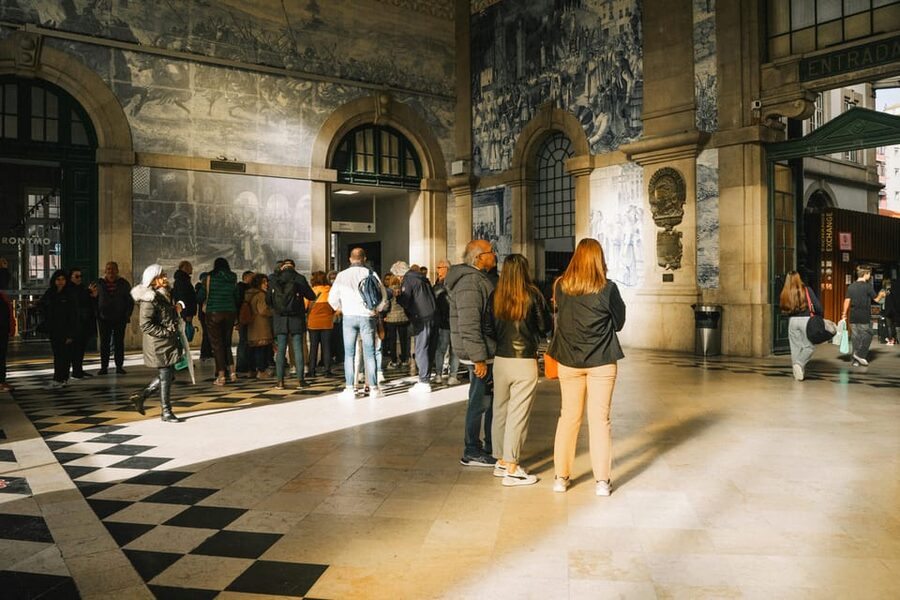 Porto: City Center Walking Tour - Livraria Lello, with the crowds in mind