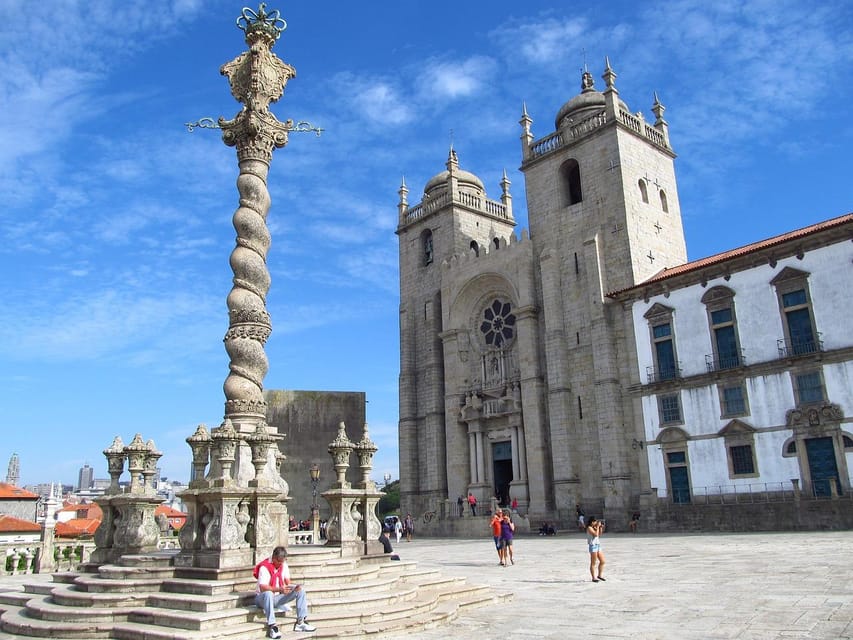 Porto: City Center Walking Tour - São Francisco Church and its dramatic interior